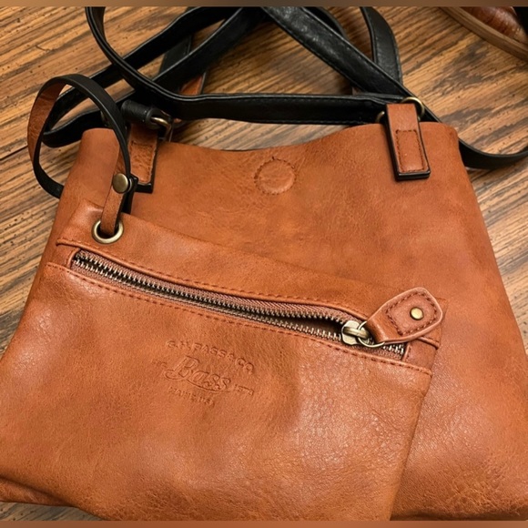 ❌SOLD❌Bass leather black/tan reversible crossbody purse - Picture 2 of 4